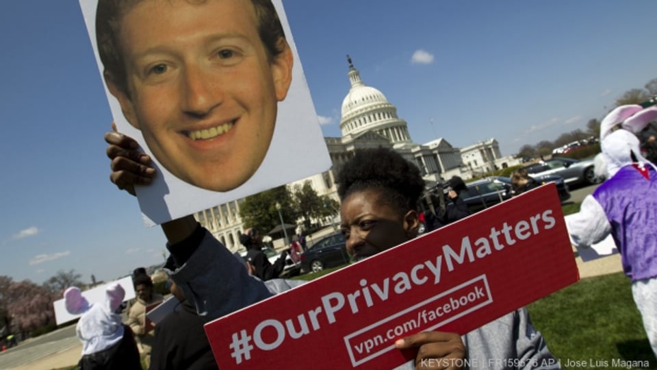 Die Kritik an Facebook reisst nicht ab (Archivbild von einer Demonstration gegen Facebook und ihren CEO Mark Zuckerberg in Washington im April 2018).