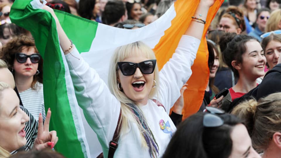 Menschen feiern, während sie auf das offizielle Ergebnis des Abtreibungsreferendums in Dublin, Irland, vom 26. Mai 2018 warten.