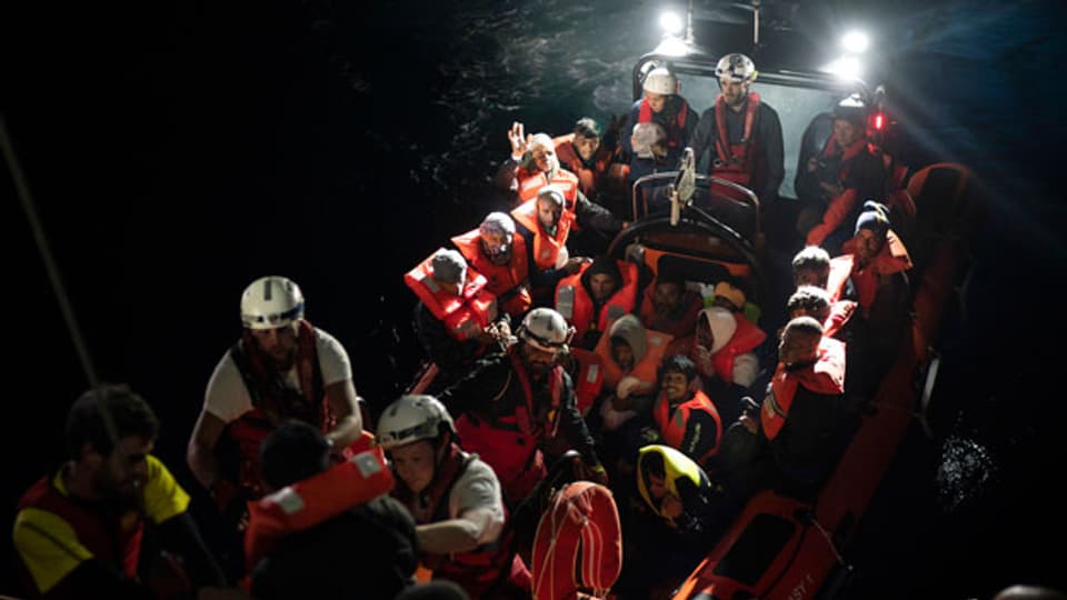 Flüchtlinge werden auf das italienische Rettungsschiff Aquarius begleitet.