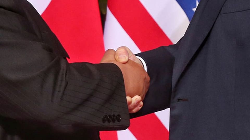 Kim Jong-un, Nordkoreanischer Diktatot (links) und Donald Trump, US-Präsident beim Händeschütteln.
