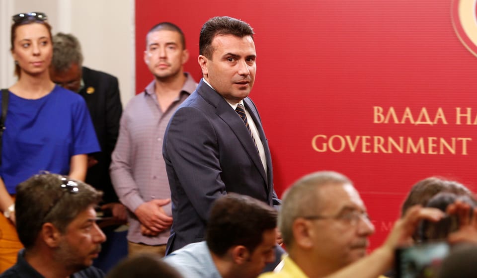 Mazedoniens Premier Zoran Zeav vor der Medienkonferenz, an der die Einigung im Namensstreit bekannt gegeben wird.