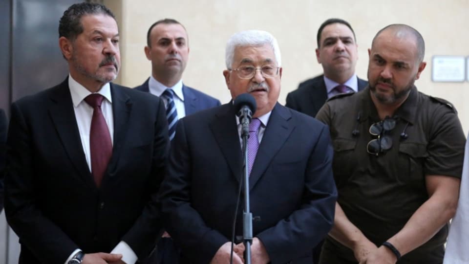 Palästinenser-Präsident Abbas gibt eine Pressekonferenz zusammen mit seinen Söhnen.