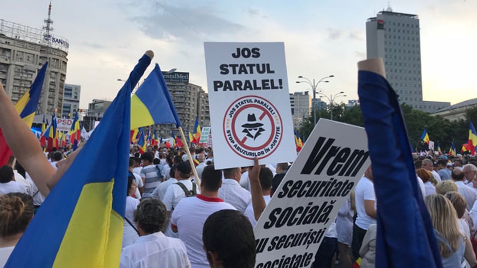 Liviu Dragnea rief zu einer Demonstration in Bukarest auf. 200'000 Leute kamen. Es waren Anhänger seiner sozialdemokratischen Partei aus dem ganzen Land. Sie wurden in Bussen herbeigefahren.