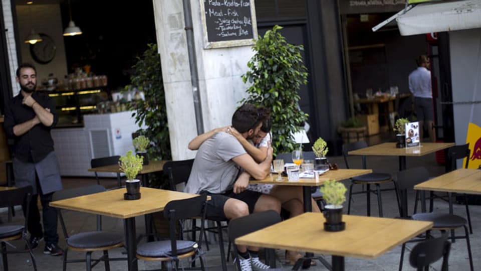 Strassencafé in Athen. Symbolbild.