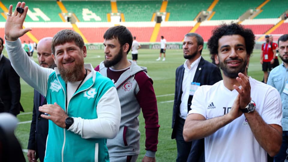 Tschetscheniens Präsident Ramsan Kadyrow (links) und Mohammed Salah, Stürmer der ägyptischen Fussballmannschaft.