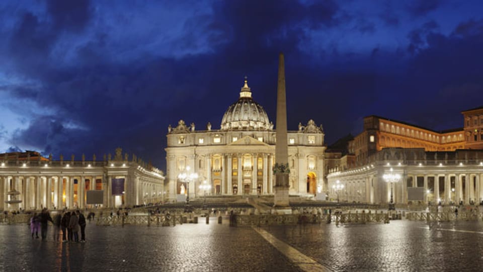 Petersdom im Vatikan bei Nacht.