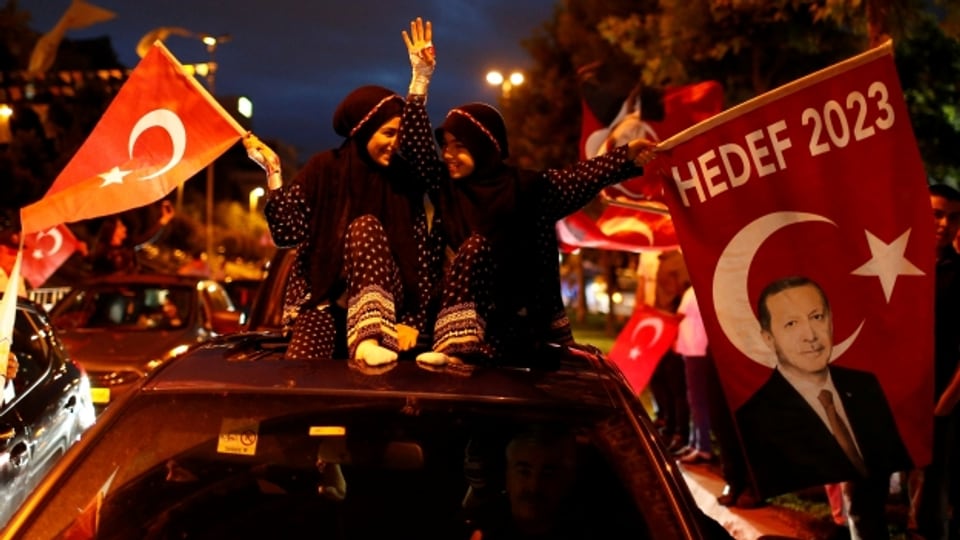 Anhänger von Präsident Erdogan feiern vor der AKP-Zentrale in Istanbul.