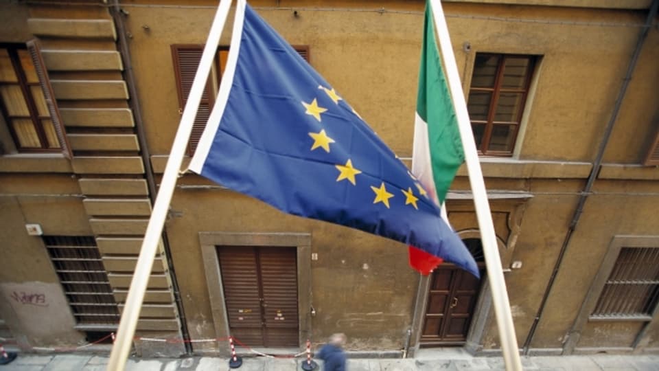 Die Flaggen der EU und Italiens.