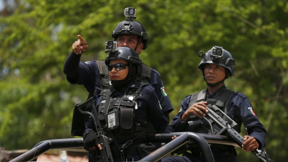 Schwer bewaffnete Polizisten in Mexiko.