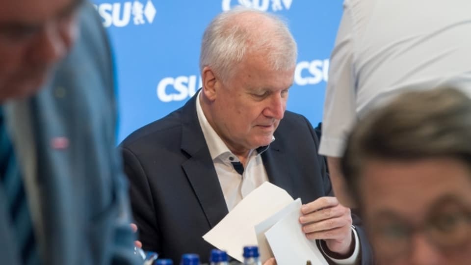Horst Seehofer lässt seinen Masterplan in der CSU verteilen.