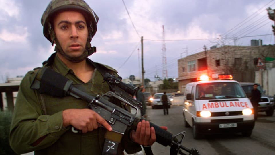 Ein Soldat in Tel Aviv.