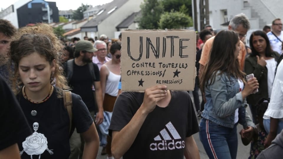 Protestierende wollen am Trauermarsch in Nantes ein Zeichen setzen gegen Polizeigewalt.