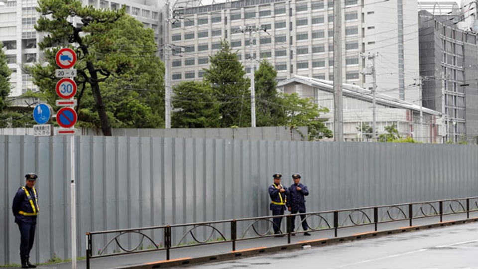 Polizeibeamte stehen Wache vor dem Haftzentrum von Tokio, wo der ehemalige Anführer der Aum-Sekte inhaftiert war.