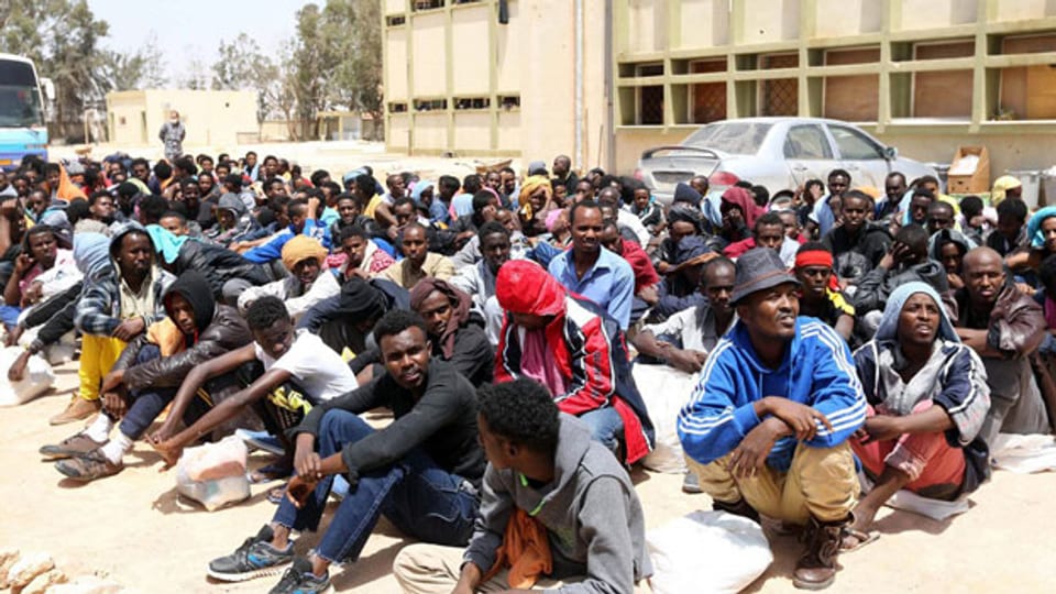 Afrikanische Migranten in einem Zentrum für illegale Einwanderer in Misrata östlich von Tripolis, Libyen.