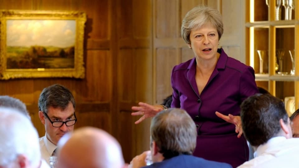 Die britische Premierministerin Theresa May schwört ihr Kabinett ein.