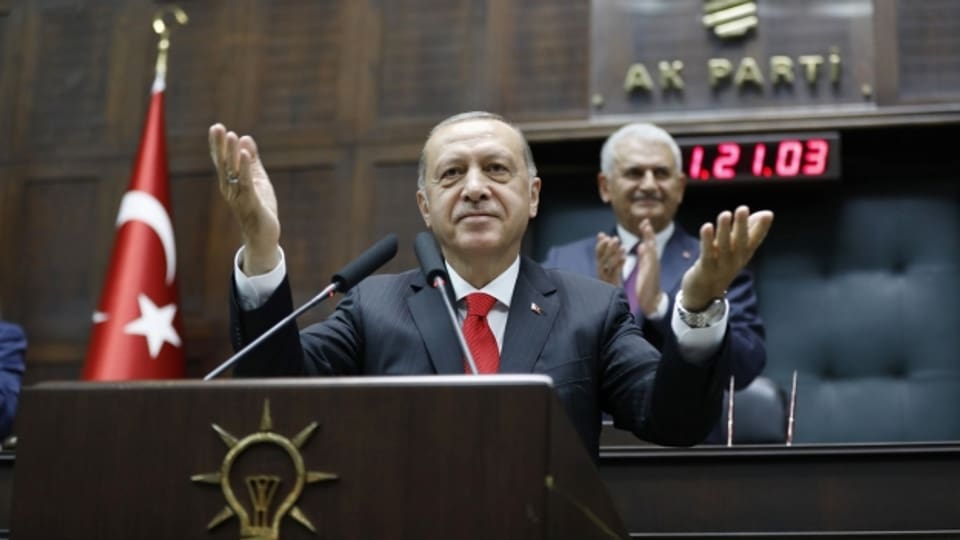Der türkische Präsident Erdogan erklärt den AKP-Abgeordneten seine Wirtschaftspläne.