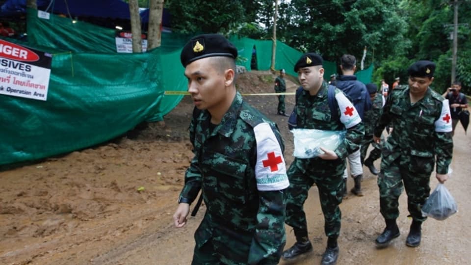 Sanitäter der thailändischen Armee bereiten sich auf die Rettungsaktion vor.