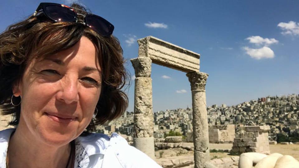 SRF-Nahostkorrespondentin Susanne Brunner vor dem Herkulestempel auf der Zitadelle in Jordaniens Hauptstadt Amman.