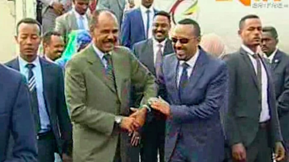 Der äthiopische Premierminister Abiy Ahmed Mitte wird von Erireas Präsident Isaias Afwerki begrüßt.
