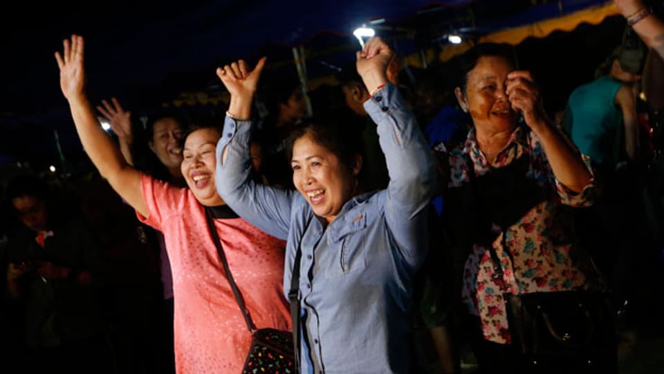 Menschen feiern die geglückte Evakuierung der zwölf Jungen und ihres Trainers in Chiang Rai, Thailand.