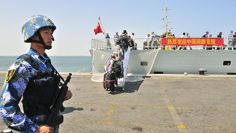 Ein chinesischer Marine-Wachsoldat der Volksbefreiungsarmee (PLA) in einem Hafen in Aden.