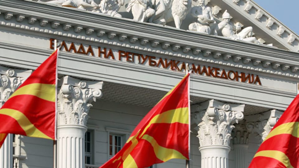 Mazedonische Flaggen vor dem Regierungsgebäude in Skopje, Mazedonien.