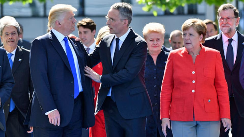 US-Präsident Donald Trump, (li), NATO-Generalsekretär Jens Stoltenberg und Bundeskanzlerin Angela Merkel gehen beim NATO-Gipfel in Brüssel.