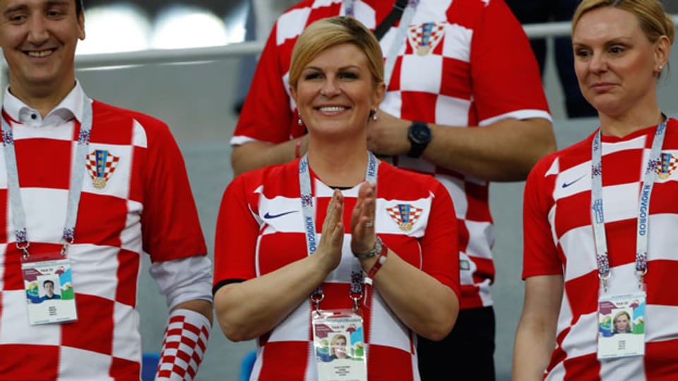 Kolinda Grabar-Kitarovic (Mitte) applaudiert vor dem Achtelfinalspiel zwischen Kroatien und Dänemark bei der Fussball-WM 2018 in Russland.
