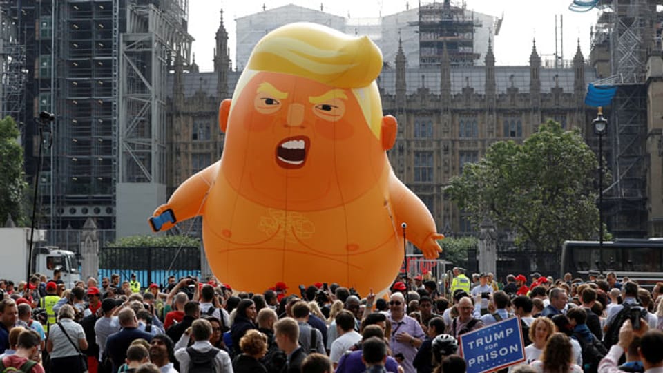 Demonstranten gegen US-Präsident Donald Trump während des Besuchs von Trump und First Lady Melania Trump in London.