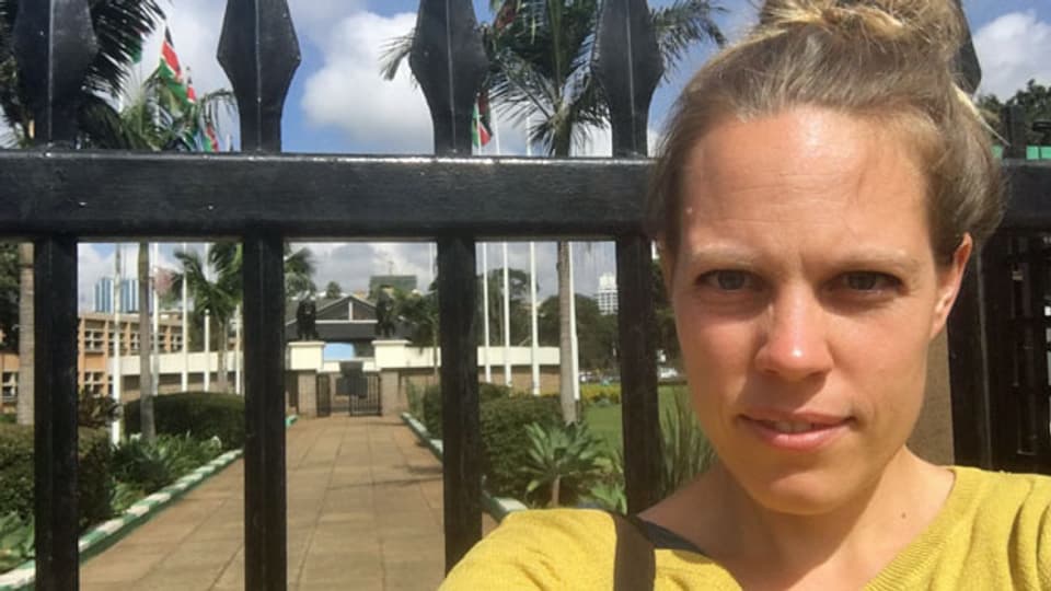 Anna Lemmenmeier vor dem Jomo Kenyatta-Mausoleum in Nairobi.