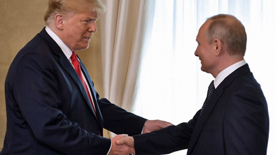 US-Präsident Donald Trump (li) und Russlands Präsident Wladimir Putin geben sich die Hand.