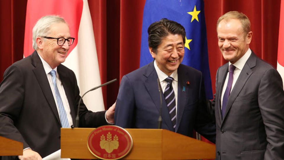 EU-Kommissionspräsident Jean-Claude Juncker, der japanische Premier Shinzo Abe und der Präsident des Europäischen Rates, Donald Tusk (von links).