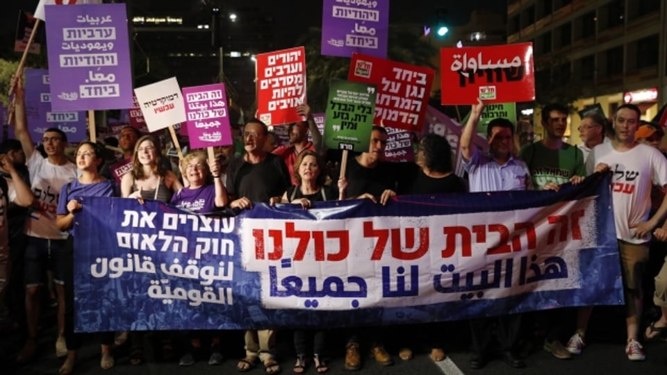 Trotz heftiger Proteste hat die Knesset das umstrittene Nationalitätengesetz beschlossen.