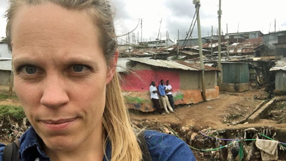 Die SRF-Afrika-Korrespondentin Anna Lemmenmeier vor dem Slum Kibera.