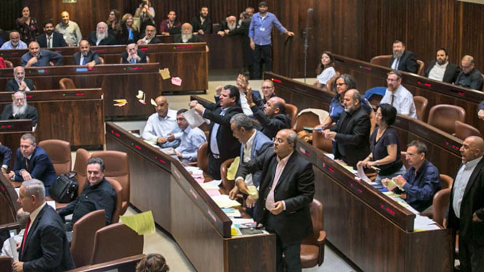 Turbulente Szenen im israelischen Parlament, nachdem das umstrittene Nationalstaats-Gesetz verabschiedet wurde.