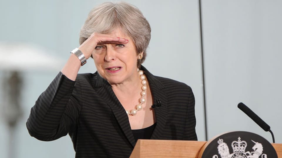 Die britische Premierministerin Theresa May beim Beantworten von Fragen von Journalisten nach einer Rede in Belfast, Nordirland, am 20. Juli 2018.