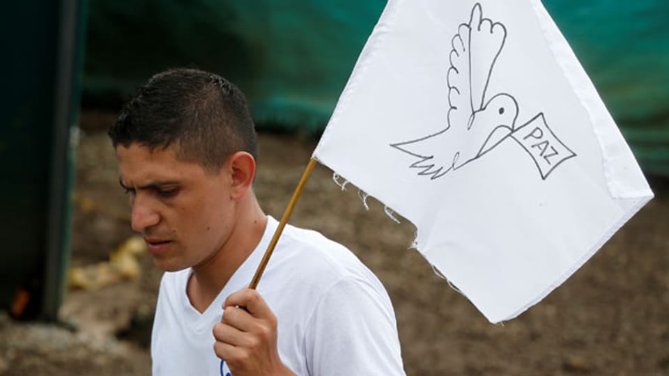 Ein Farc-Rebell mit einer Friedensflagge in Mesetas, Kolumbien, am 27. Juni 2017.