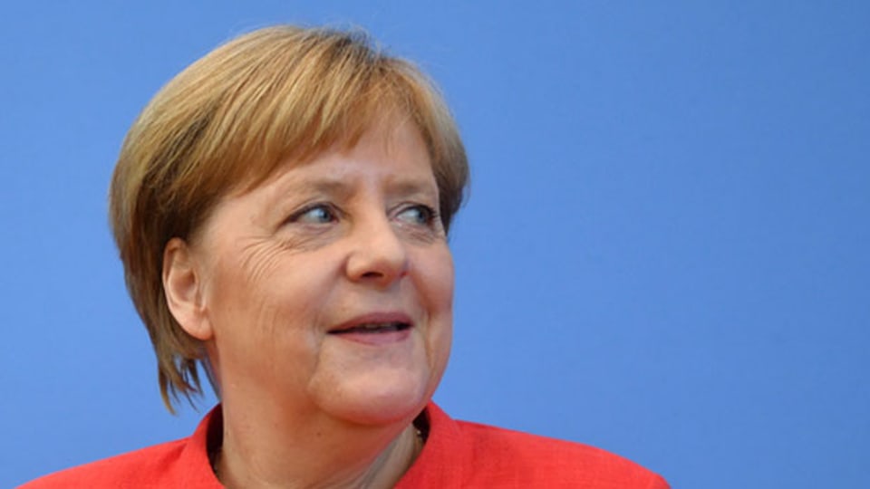 Angela Merkel wartet auf den Start der Sommer-pressekonferenz.