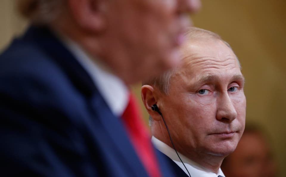 Russland Präsident Putin beobachtet US-Präsident Trump während der gemeinsamen Pressekonferenz in Helsinki.