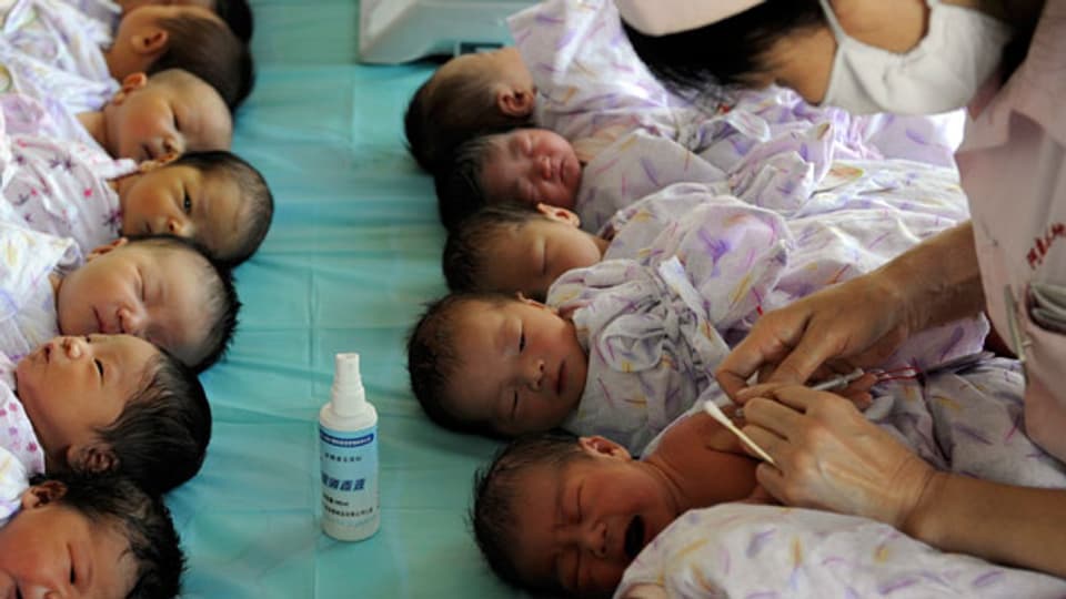 Neugeborene Babys werden in einem Krankenhaus in China geimpft.