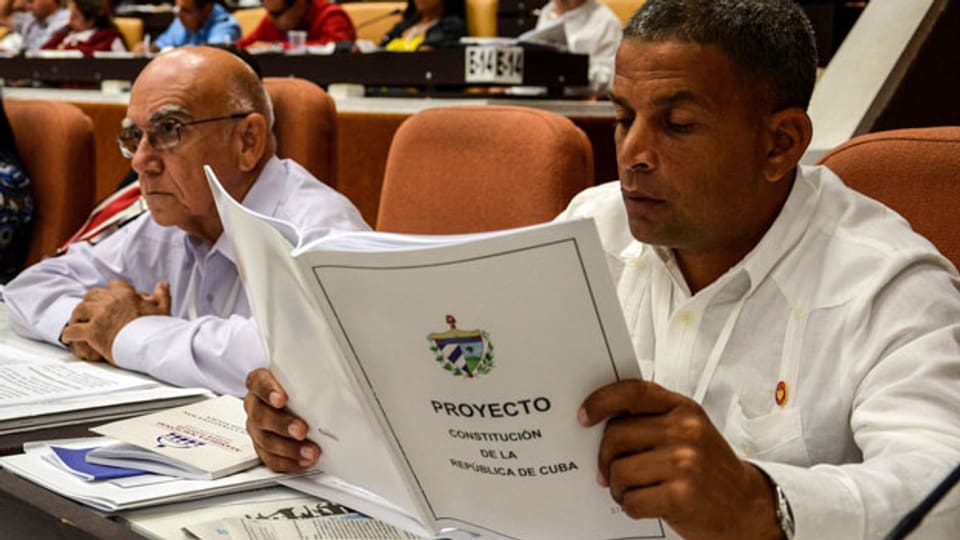 Ein Mitglied der Nationalversammlung studiert die vorgeschlagene Aktualisierung der Verfassung in Havanna, Kuba, am 21. Juli 2018.