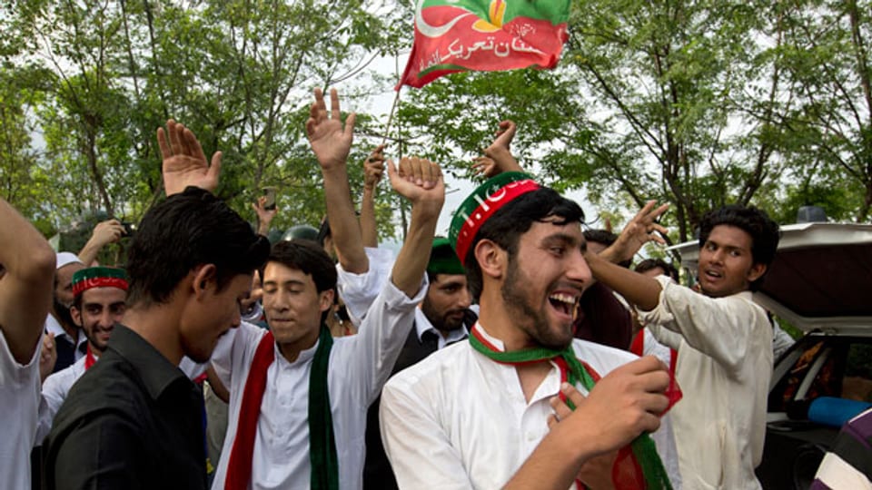 Anhänger von Imran Khan feiern den Sieg ihres Parteikandidaten. Noch steht das definitive Resultat aus.
