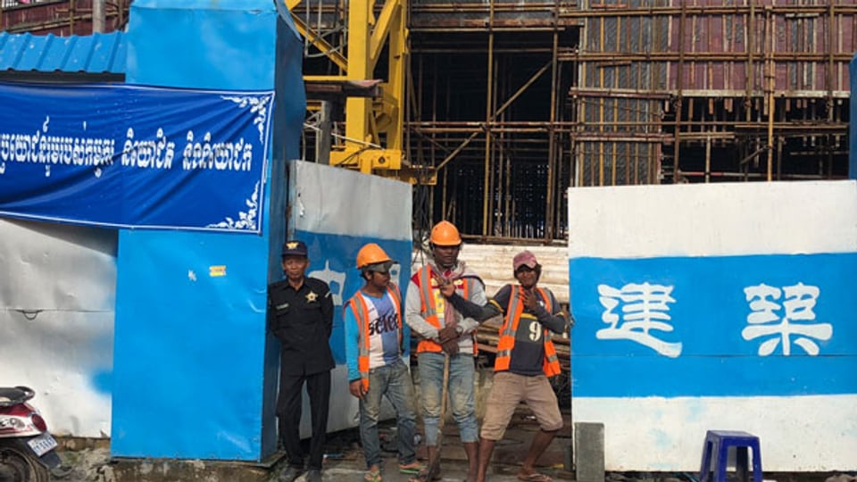 Auf den Baustellen dirigieren chinesische Ingenieure kambodschanische Bauarbeiter herum.