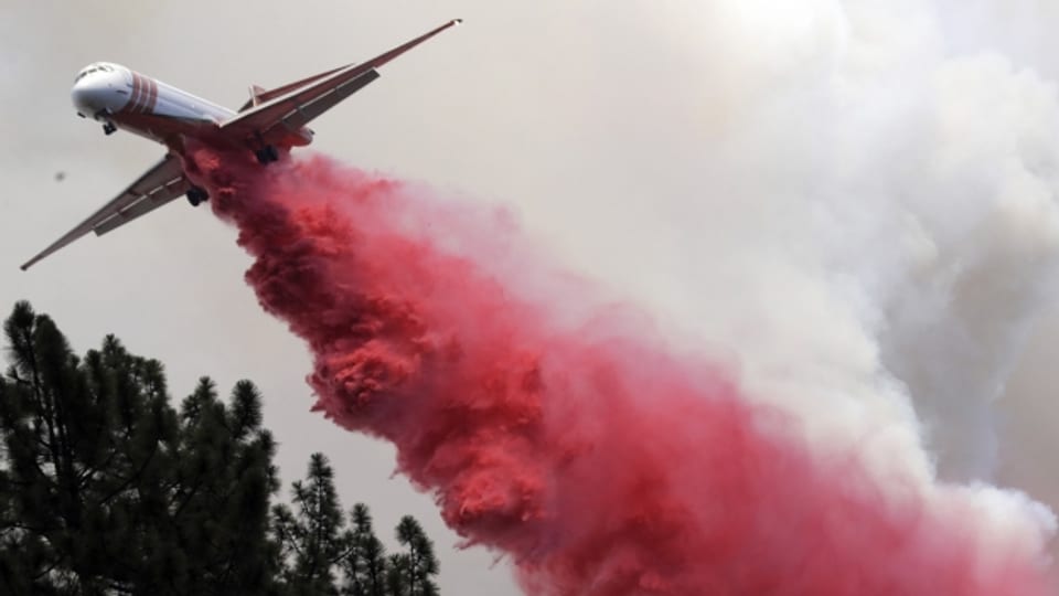 Feuerlöschflugzeug über Kalifornien.