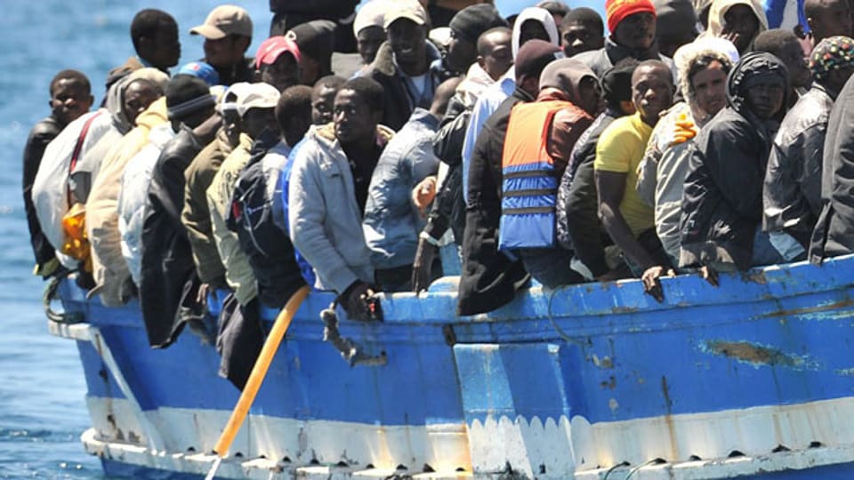 Symbolbild. Flüchtlingsschiff vor Lampedusa in Italien.