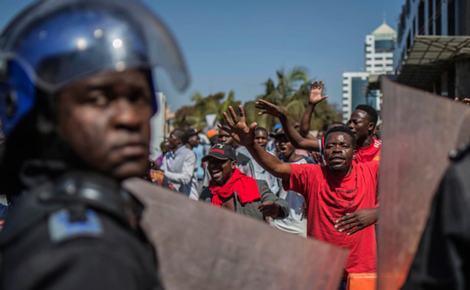 Polizisten und Oppositionsanhänger stehen sich in den Strassen Harares gegenüber.