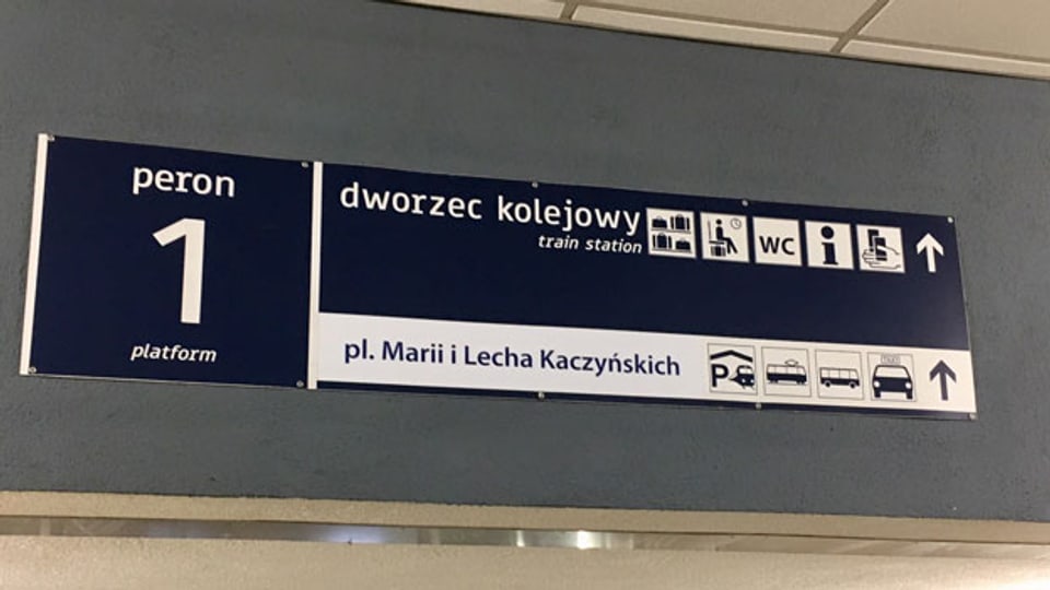 Bahnhofschild in Polen.