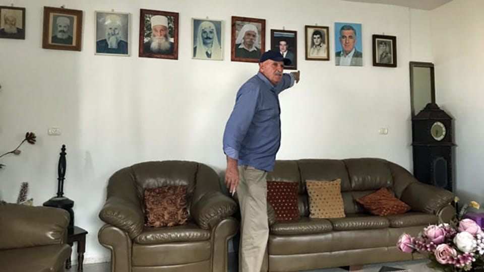 Der israelische Druse Nohad Saed in seinem Wohnzimmer in Beit Jann.