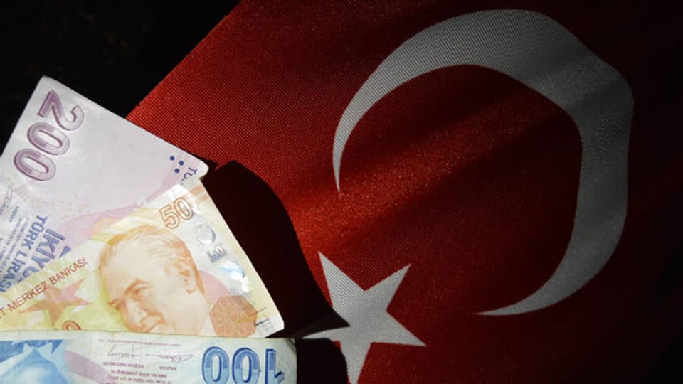 Türkische Lira vor einer türkischen Fahne.