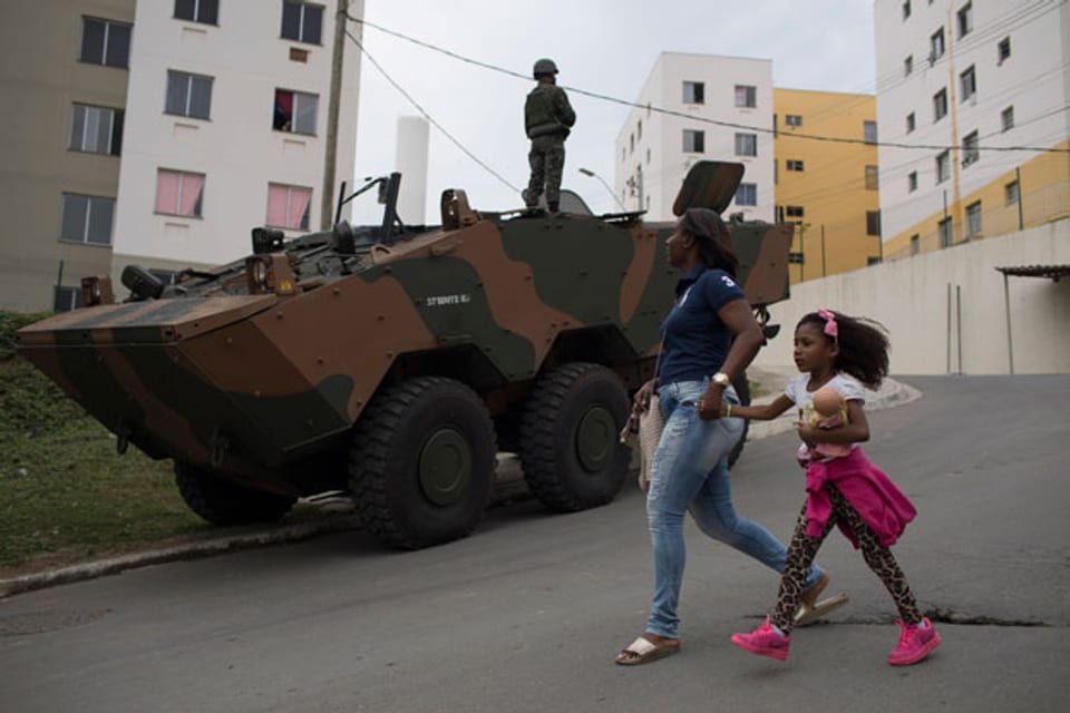 Armeepanzer in einem Wohnvierteil bei Rio de Janeiro